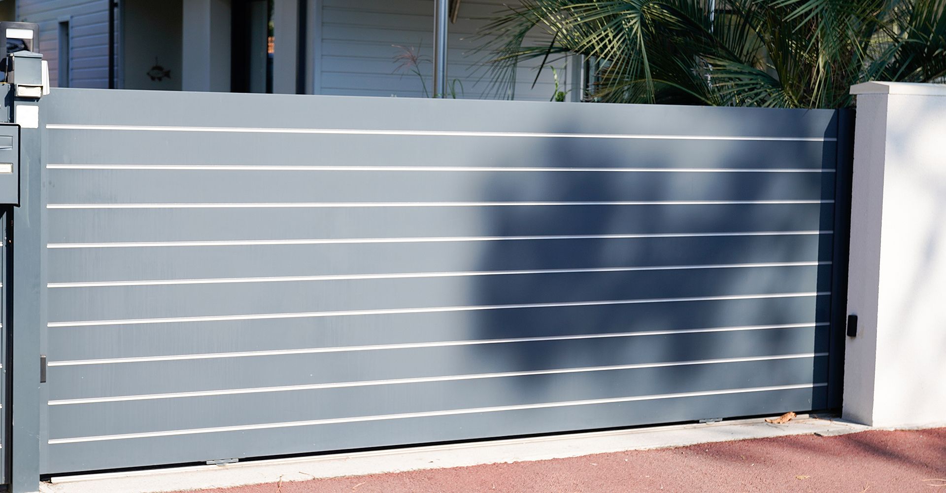 Ein elektrisches Tor für eine Garage