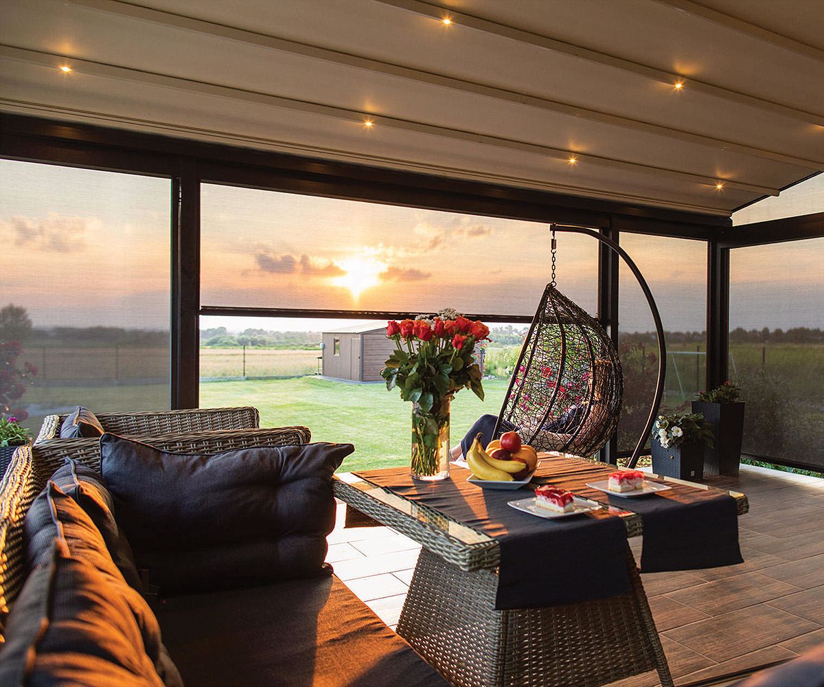 Ein gemütlicher Wintergarten bei Sonnenuntergang